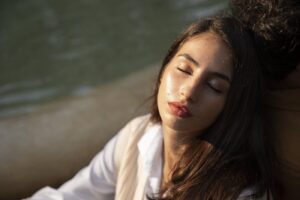 אישה ישנה בשלווה — הרגעת מחשבות טורדניות ושיפור השינה עם NLP